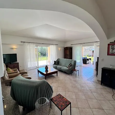 Spacious Family House Near The Sea