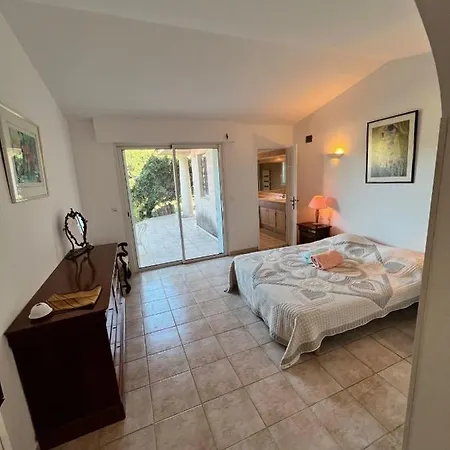 Spacious Family House Near The Sea