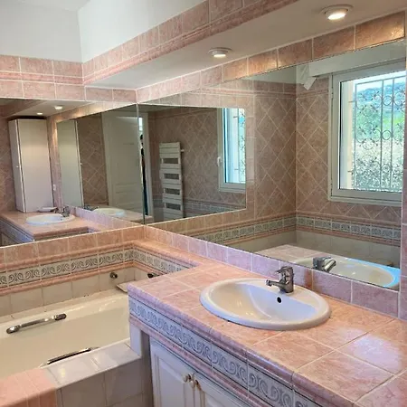 Spacious Family House Near The Sea 4*