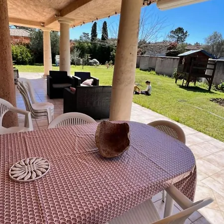 Hotel Spacious Family House Near The Sea
